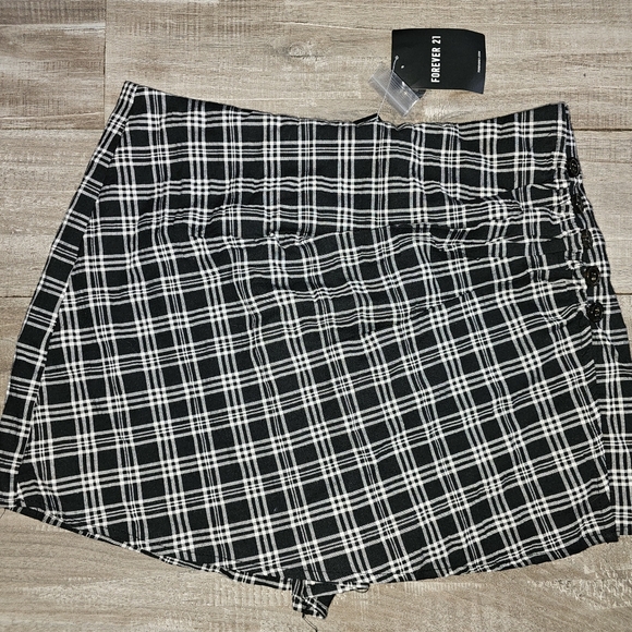 NWT Forever 21 black/white Plaid Skorts sz M. Never worn in perfect condition - Picture 3 of 6